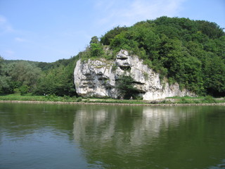 Fototapeta na wymiar Felsen an der Donau mit Spaziergängern