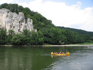 Fototapeta na wymiar Gelbes Kanu am Donaudurchbruch in Weltenburg