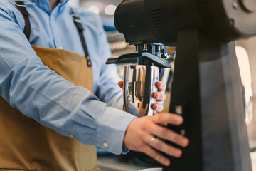 Obraz premium Barista preparing coffee for espresso machine