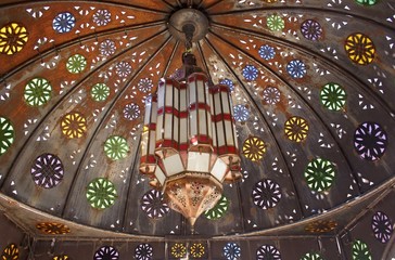 Typische arabische Lampe unter einem Divan Himmel