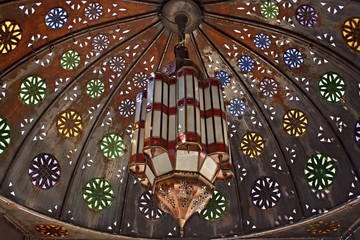 Typische arabische Lampe unter einem Divan Himmel