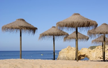 Bastsonnenschirme am Strand
