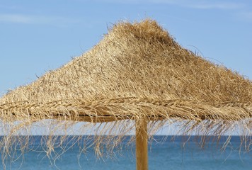 Bastsonnenschirme am Strand