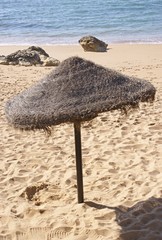 Bastsonnenschirme am Strand