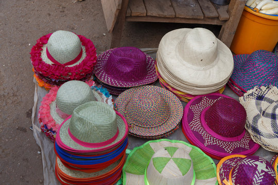 Hüte auf dem Markt Ambositra