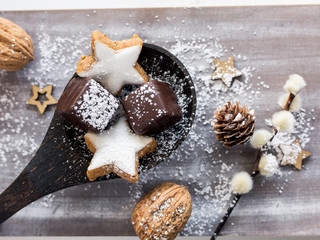 Zimtsterne mit weihnachtlicher Stimmung