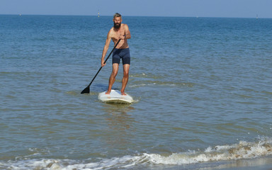 homme sup-paddle