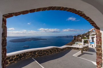 Naklejka premium Vista panoramica sulla caldera da un arco in muratura, isola di Santorini GR 