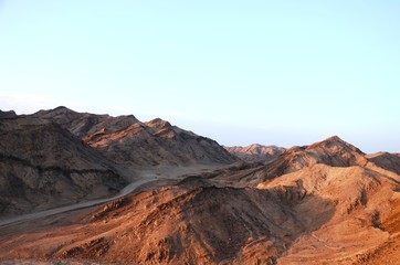 Fototapeta na wymiar Coucher de soleil dans le désert du Sud-Est de l’Egypte 