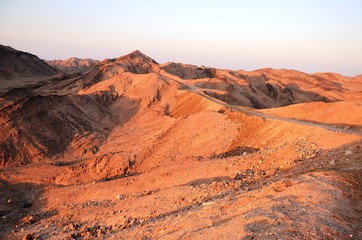 Coucher de soleil dans le désert du Sud-Est de l’Egypte
