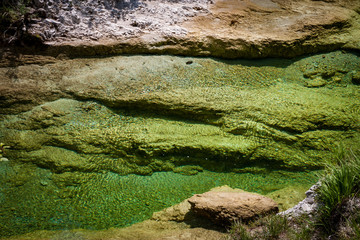 Herrliches Gebirgswasser, ein Bach in den Alpen, reines klares Wasser