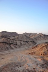 Fototapeta na wymiar Coucher de soleil dans le désert du Sud-Est de l’Egypte 