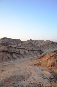 Coucher de soleil dans le désert du Sud-Est de l’Egypte © virginievanos