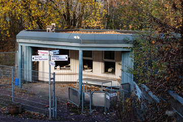 Zerstörter Eingang eines Freizeitparks