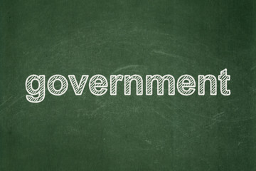 Obraz premium Politics concept: text Government on Green chalkboard background