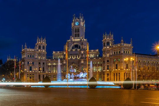 Madrid - Plaza de Cibeles mit Springbrunnen und Statue der G&ouml;ttin Kybele mit ihrem von L&ouml;wen gezogenen Wagen, dahinter der Palacio de Cibeles, zentrales Postamt  und auch Sitz der Stadtregierung
