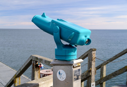 Europa, Deutschland, Mecklenburg-Vorpommern, Landkreis Vorpommern-R&uuml;gen, G&ouml;hren, Fernglas auf der Seebr&uuml;cke