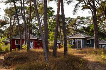 Europa, Deutschland, Mecklenburg-Vorpommern, Landkreis Vorpommern-Rügen, Göhren, Bungalow im Herbst