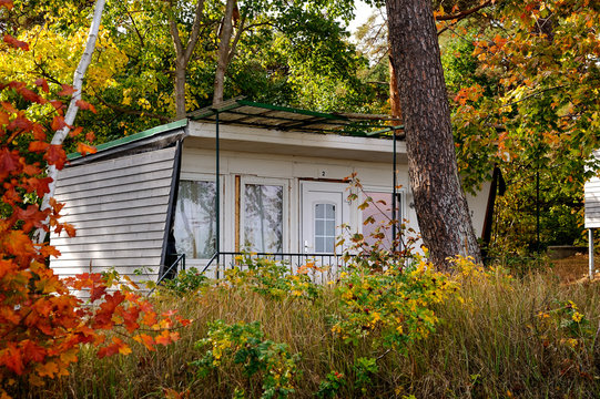 Europa, Deutschland, Mecklenburg-Vorpommern, Landkreis Vorpommern-R&uuml;gen, G&ouml;hren, Bungalow im Herbst