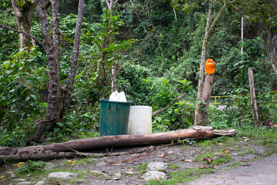 Una basura y una cachucha al aire libre. 