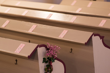 Geschmückte Kirchenbank kurz vor der Hochzeit