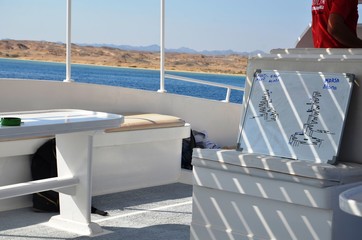 Fototapeta premium Bateau sur le site de plongée de Marsa Shona (Mer Rouge - Sud de l’Egypte) 