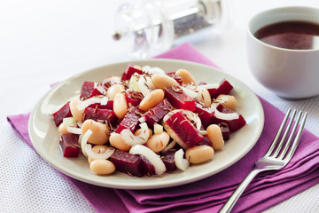 Beetroot salad with white kidney beans, pickles and onion
