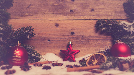 Weihnachten Weihnachtsdeko rote Kugeln Tannen Gewürze im Schnee Holz - Variante 6