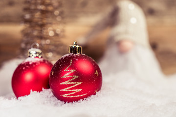 Weihnachten Weihnachtsdeko rote Kugeln mit Wichtel im Schnee Holz - Variante 2