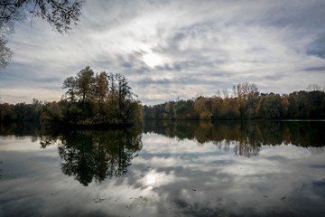Bewölkte Stimmung im November am See