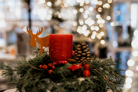 Weihnachtsdeko mit Kerze und Elch