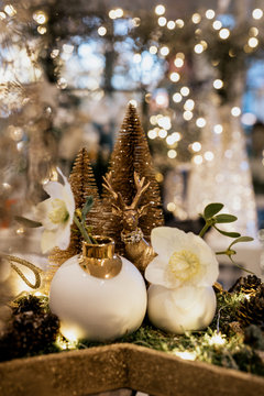 Weihnachtsdekoration gold mit Blumen und Lichtern