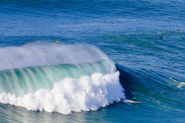 Ondas Grandes na praia do norte na Nazaré Portugal