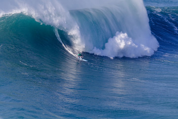 Ondas Grandes na praia do norte na Nazaré Portugal