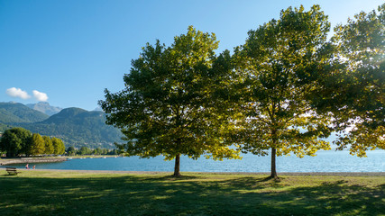 Ufer und Strand vonDongo, Ortsteil von Gravedona, mit Blick über den See, in Richtung Bellagio