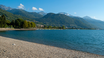 Ufer und Strand vonDongo, Ortsteil von Gravedona, mit Blick über den See, in Richtung Bellagio