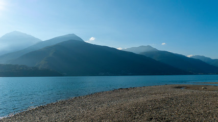 Ufer und Strand vonDongo, Ortsteil von Gravedona, mit Blick über den See, in Richtung Bellagio