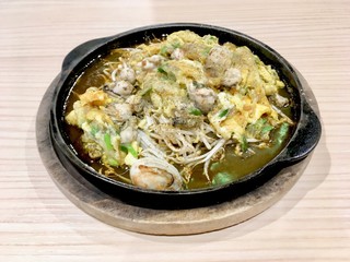 Stir-fried oyster with bean sprout : One of the most popular menu in leading restaurants. Serve hot with a black plate of hot food that is attractive to eat. 
