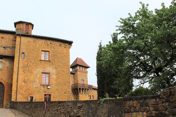 CHESSY LES MINES - VILLAGE TYPIQUE EN PIERRES DOREES DU BEAUJOLAIS