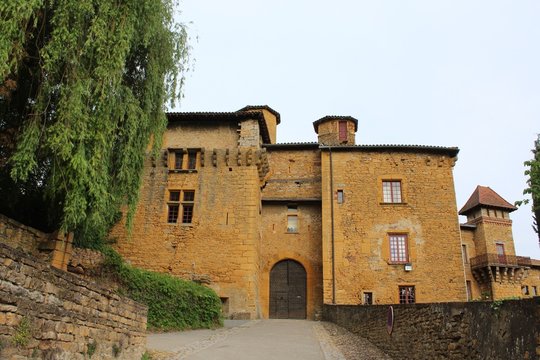 CHESSY LES MINES - VILLAGE TYPIQUE EN PIERRES DOREES DU BEAUJOLAIS