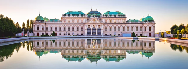 Fototapeten Belvedere in Wien Wasserspiegelungsansicht bei Sonnenuntergang © xbrchx