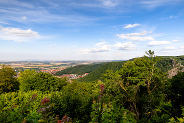 Fototapeta na wymiar Blick auf Thale und das östliche Harzvorland mit Quedlinburg, Wernigerode und Halberstadt