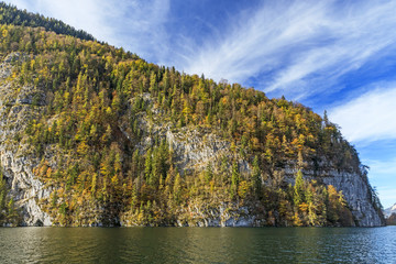 Feslwände am Ufer des Königssee in Bayern. Nationalpark Berchtesgaden, Kreuzelwand mit Bergwald im Herbstlaub
