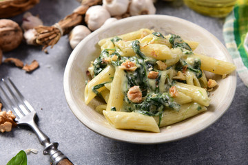 Penne pasta with spinach, gorgonzola cheese and walnuts