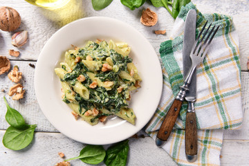 Penne pasta with spinach, gorgonzola cheese and walnuts