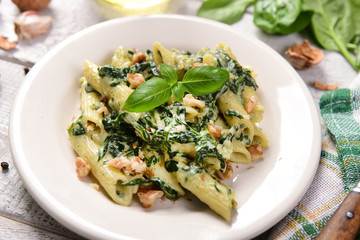 Penne pasta with spinach, gorgonzola cheese and walnuts