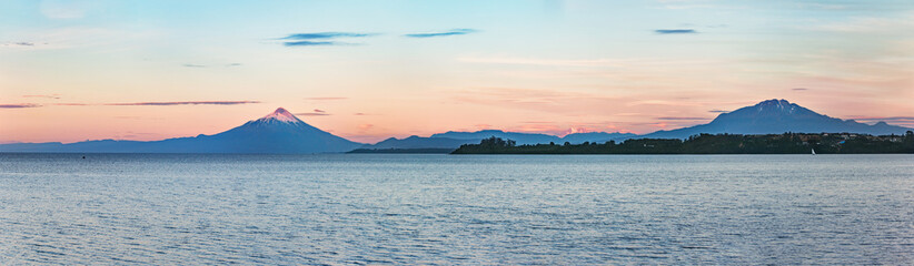 Obraz premium Panoramic view of Osorno and Cabulco Volcano at sunset - Puerto Varas, Chile