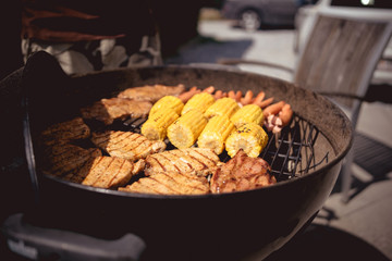 Fleisch und Mais vom Grill