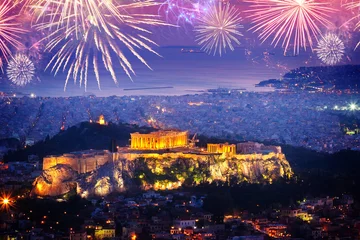 Deurstickers stadsgezicht van Athene met verlichte Akropolis-heuvel en zie met vuurwerk, Pathenon en zee & 39 s nachts met vuurwerk, Griekenland © neirfy