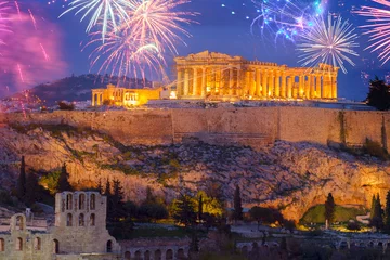 Selbstklebende Fototapeten Berühmte Skyline von Athen mit Akropolis-Hügel und Pathenon nachts mit Feuerwerk beleuchtet, Athens Greecer © neirfy